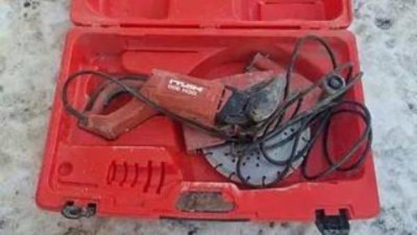 Rød betongkutter ligger i koffert 