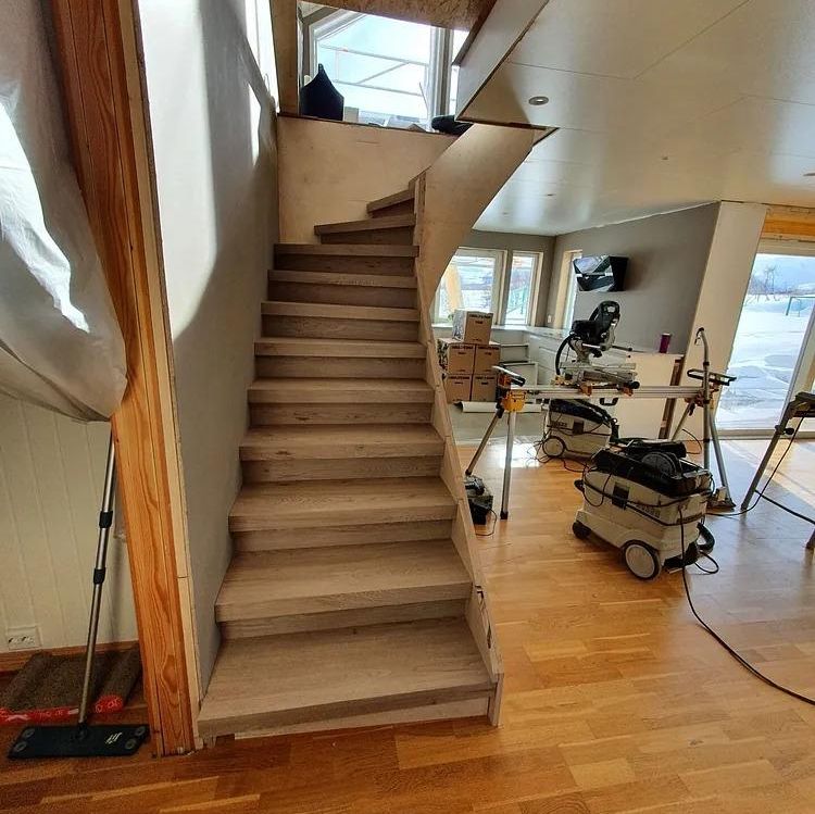 Verktøy og materiale står i rom med ny trapp opp til andre etasje