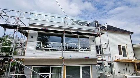 Stillaser oppstillt utenfor hus