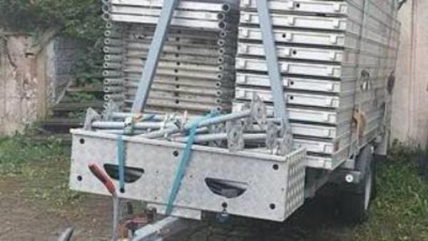 Stillaser oppstillt utenfor hus